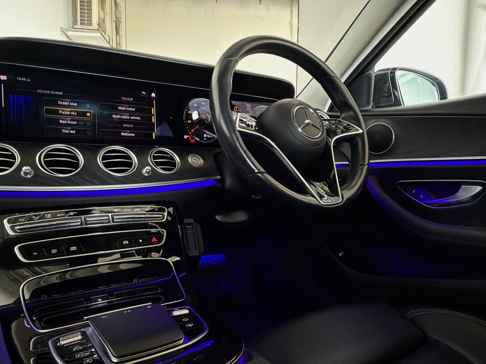5-spoke alloy wheels on a Mercedes-Benz E-Class E200 Avantgarde.