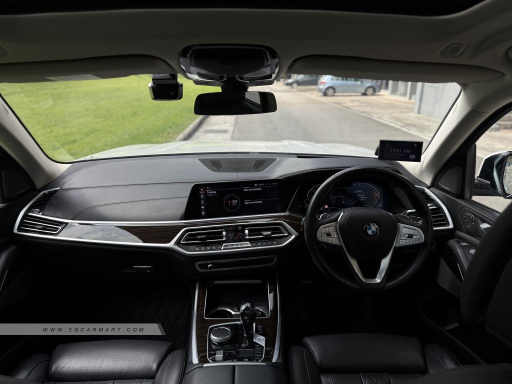 Center console of a BMW X7 featuring the wood trim and CraftedClarity glass applications.