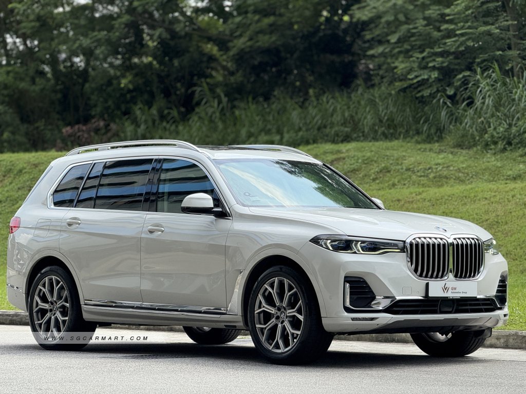 High-angle front view of a white BMW X7 xDrive40i Pure Excellence with the Iconic Glow kidney grille.